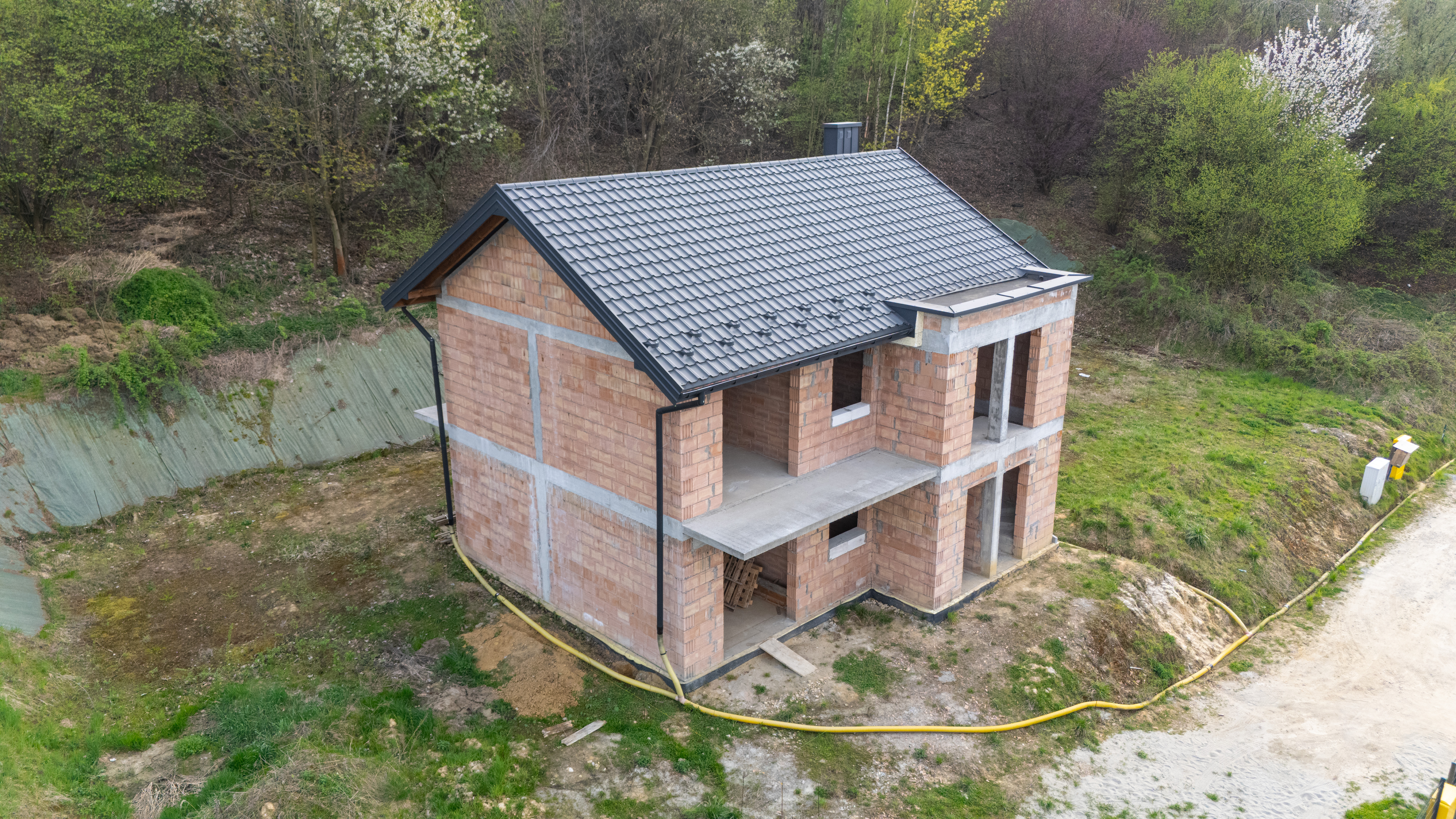 Budynek C w trakcie budowy obok ukończonych domów osiedla
