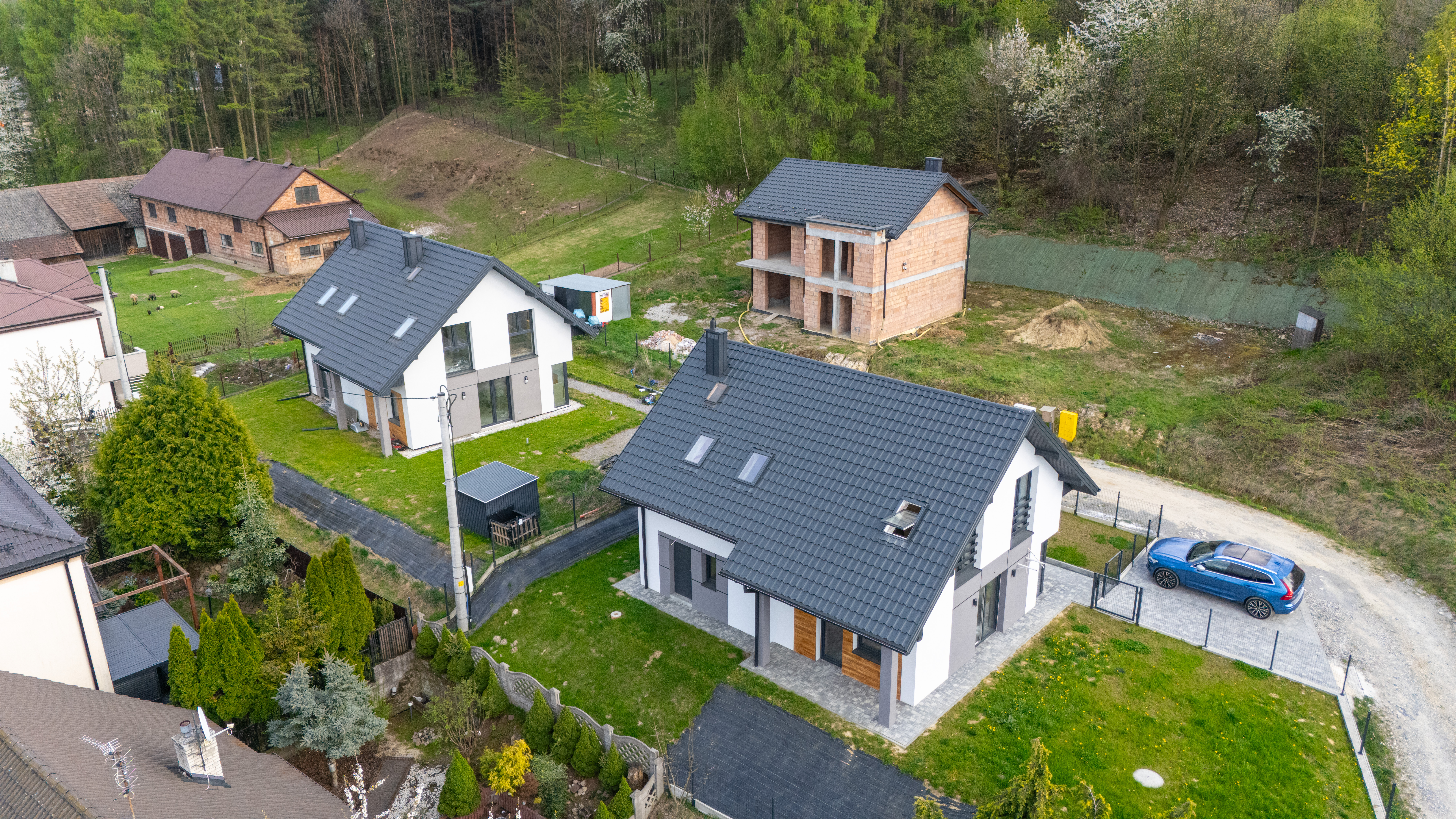 Inwestycja PM INVEST z lotu ptaka w otoczeniu zieleni i kwitnących drzew